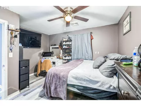 Bedroom - 663 E 4th Ave, Riddle, OR 97469 photo 7 of 10
