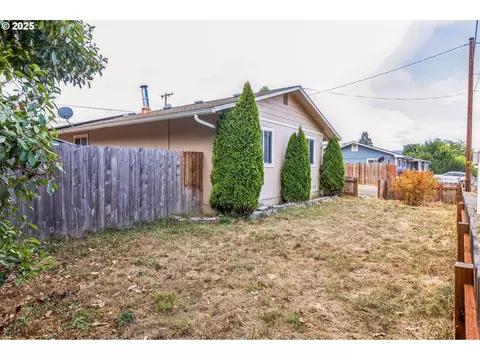 Exterior - 663 E 4th Ave, Riddle, OR 97469 photo 5 of 8