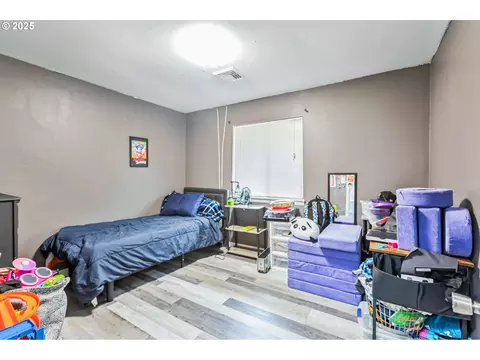 Bedroom - 663 E 4th Ave, Riddle, OR 97469 photo 5 of 10