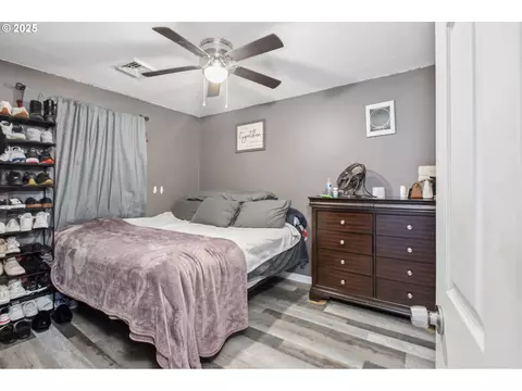 Bedroom - 663 E 4th Ave, Riddle, OR 97469 photo 3 of 10
