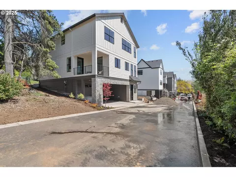 6020 SW 18th Dr, Portland, OR 97239