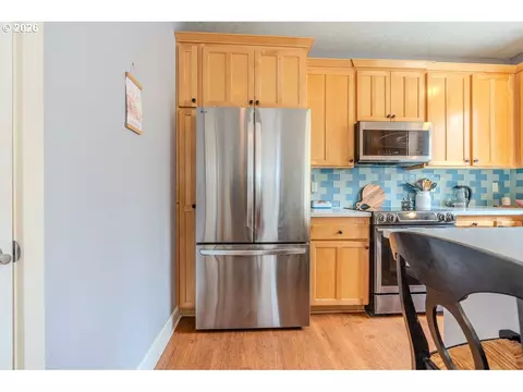 Kitchen - 1861 NW Wonderview Ave, Gresham, OR 97030 photo 7 of 7