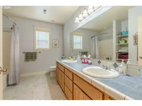 Bath - 1861 NW Wonderview Ave, Gresham, OR 97030 photo 2 of 5