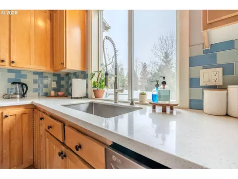 Kitchen - 1861 NW Wonderview Ave, Gresham, OR 97030 photo 6 of 7