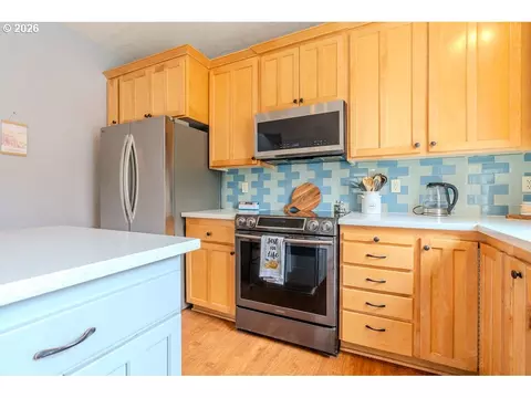Kitchen - 1861 NW Wonderview Ave, Gresham, OR 97030 photo 5 of 7