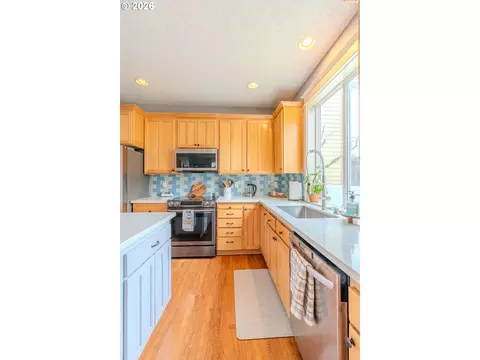 Kitchen - 1861 NW Wonderview Ave, Gresham, OR 97030 photo 3 of 7