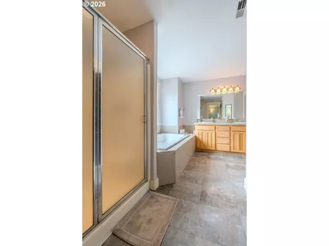 Bath - 1861 NW Wonderview Ave, Gresham, OR 97030 photo 3 of 5