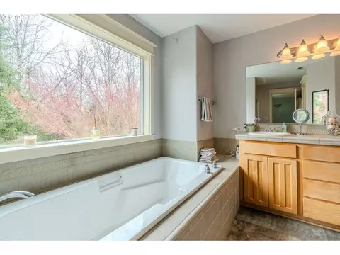 Bath - 1861 NW Wonderview Ave, Gresham, OR 97030 photo 4 of 5