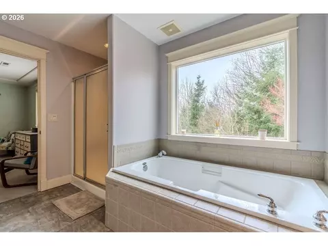 Bath - 1861 NW Wonderview Ave, Gresham, OR 97030 photo 5 of 5