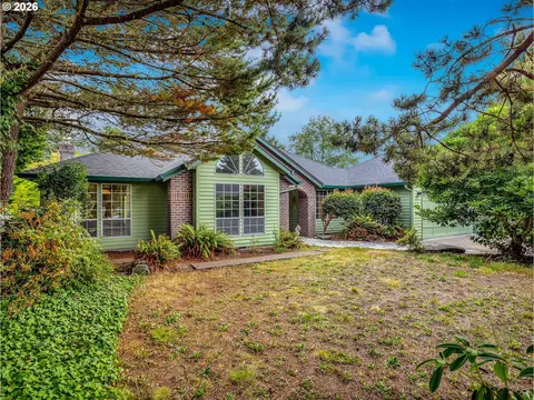 33726 Lake Front Dr, Warrenton, OR 97146