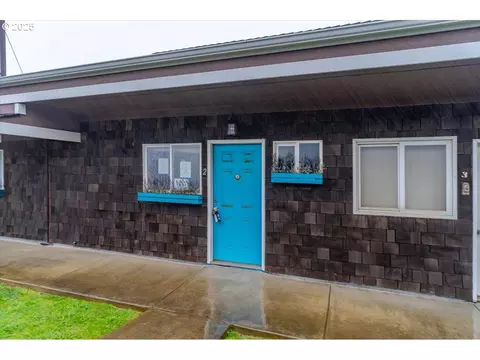 801 NW Coast St #2, Newport, OR 97365