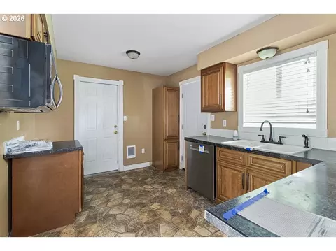 Kitchen - 3025 Maple St, Longview, WA 98632 photo 4 of 4