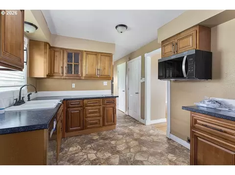 Kitchen - 3025 Maple St, Longview, WA 98632 photo 2 of 4