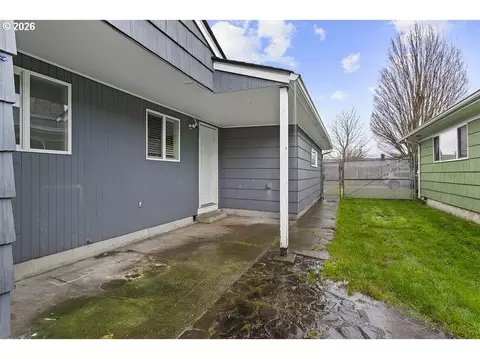 Exterior - 3025 Maple St, Longview, WA 98632 photo 4 of 9
