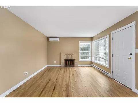 Living - 3025 Maple St, Longview, WA 98632 photo 2 of 8