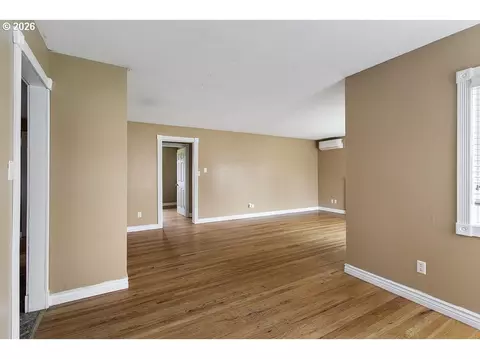 Living - 3025 Maple St, Longview, WA 98632 photo 5 of 8