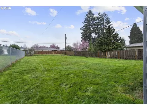 Exterior - 3025 Maple St, Longview, WA 98632 photo 6 of 9
