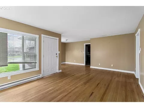 Living - 3025 Maple St, Longview, WA 98632 photo 7 of 8