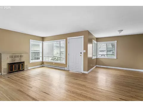 Living - 3025 Maple St, Longview, WA 98632 photo 1 of 8