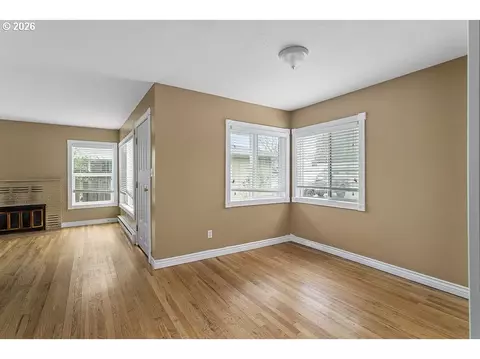 Living - 3025 Maple St, Longview, WA 98632 photo 4 of 8