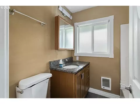 Bath - 3025 Maple St, Longview, WA 98632 photo 1 of 2