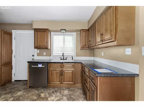 Kitchen - 3025 Maple St, Longview, WA 98632 photo 3 of 4