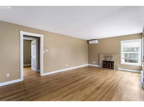 Living - 3025 Maple St, Longview, WA 98632 photo 6 of 8