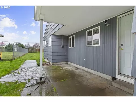 Exterior - 3025 Maple St, Longview, WA 98632 photo 5 of 9