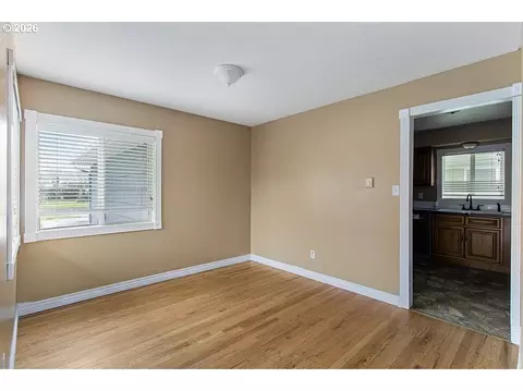 Living - 3025 Maple St, Longview, WA 98632 photo 3 of 8