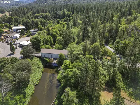 8622 Evans Creek Rd, Rogue River, OR 97537