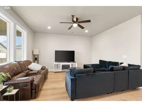 Living - 316 Sage St, Boardman, OR 97818 photo 3 of 4