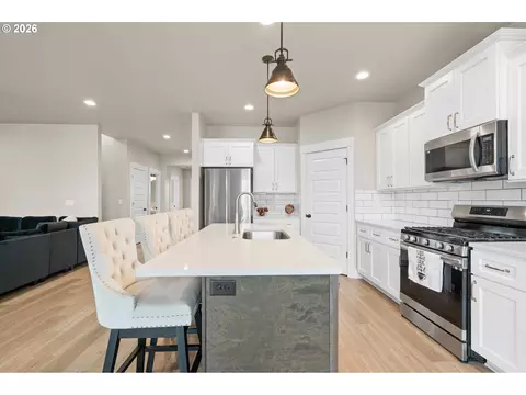 Kitchen - 316 Sage St, Boardman, OR 97818 photo 6 of 6