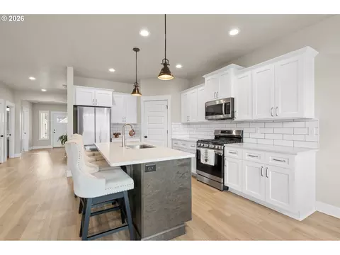 Kitchen - 316 Sage St, Boardman, OR 97818 photo 4 of 6