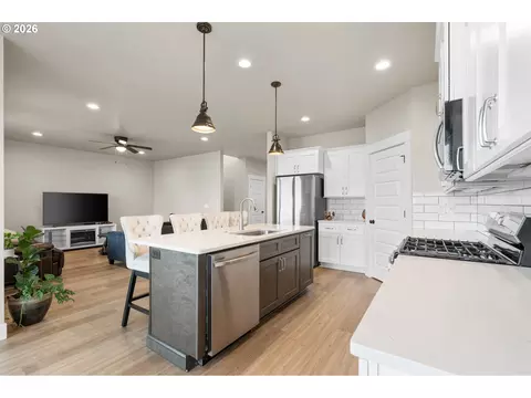 Kitchen - 316 Sage St, Boardman, OR 97818 photo 5 of 6