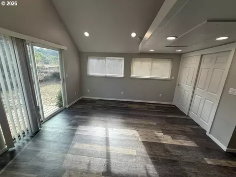Living - 1425 Pine St, Florence, OR 97439 photo 2 of 4