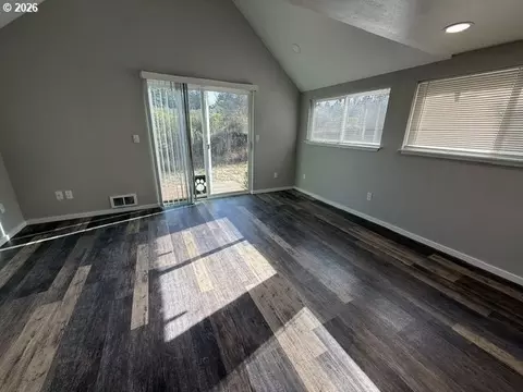 Living - 1425 Pine St, Florence, OR 97439 photo 1 of 4