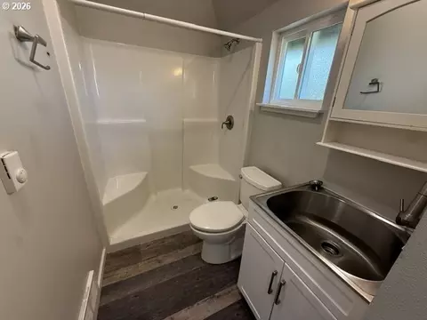 Bath - 1425 Pine St, Florence, OR 97439 photo 1 of 1