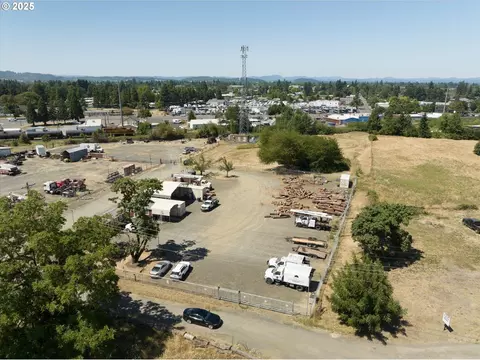 2002 Kintyre St, Eugene, OR 97402 photo 3