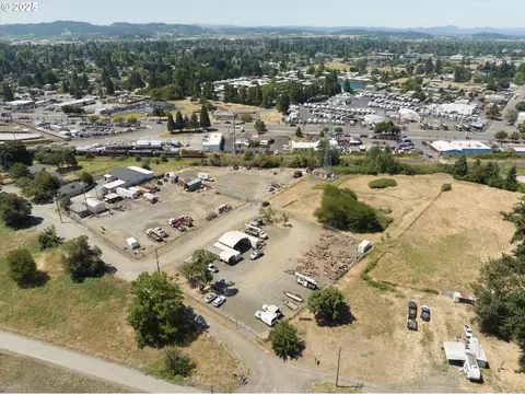 2002 Kintyre St, Eugene, OR 97402 photo 12