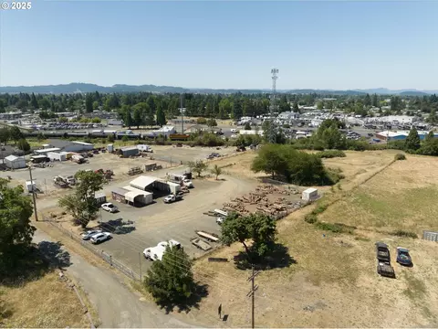 2002 Kintyre St, Eugene, OR 97402 photo 4