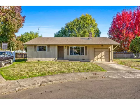 982 Queen Ct NE, Salem, OR 97301