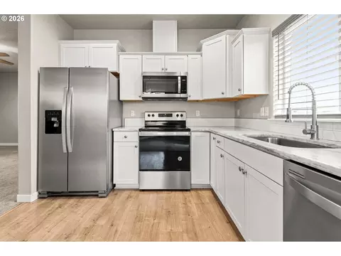 Kitchen - 1394 Tutuilla Rd, Pendleton, OR 97801 photo 3 of 4