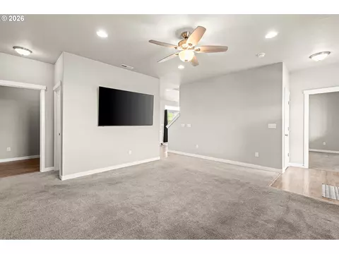 Living - 1394 Tutuilla Rd, Pendleton, OR 97801 photo 2 of 4