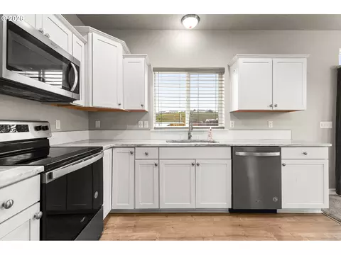 Kitchen - 1394 Tutuilla Rd, Pendleton, OR 97801 photo 4 of 4