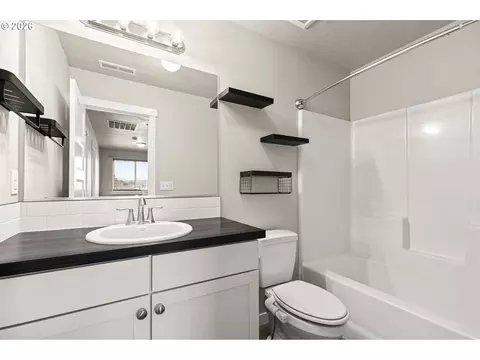 Bath - 1394 Tutuilla Rd, Pendleton, OR 97801 photo 2 of 3