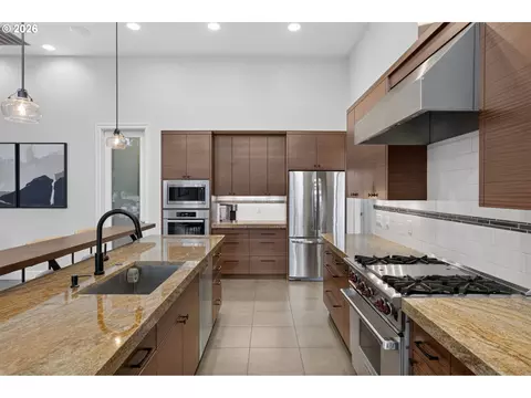 Kitchen - 8073 S Sconce Rd, Canby, OR 97013 photo 2 of 3