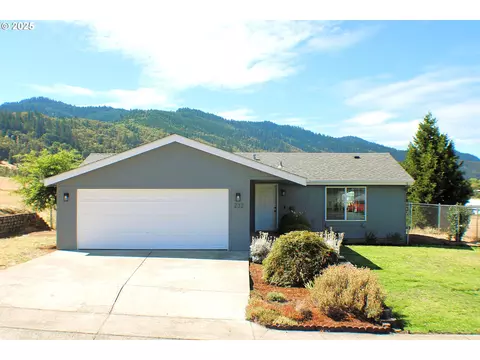 232 SE Cordelia Dr, Myrtle Creek, OR 97457