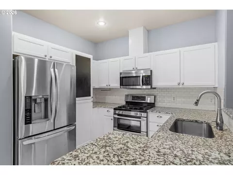 Kitchen - 5268 Wales Dr, Eugene, OR 97402 photo 2 of 2