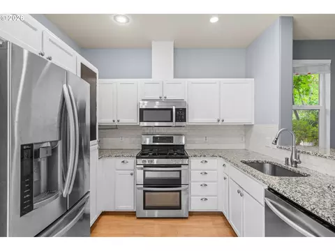 Kitchen - 5268 Wales Dr, Eugene, OR 97402 photo 1 of 2