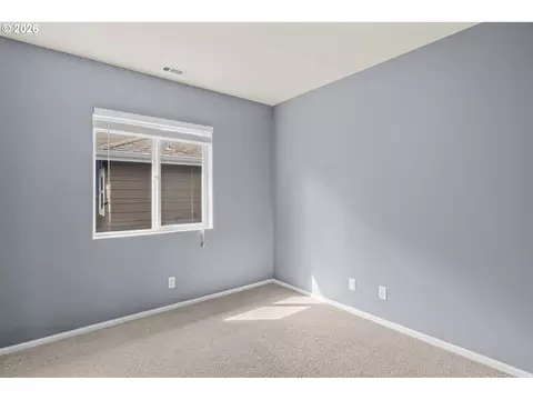 Bedroom - 5268 Wales Dr, Eugene, OR 97402 photo 5 of 10